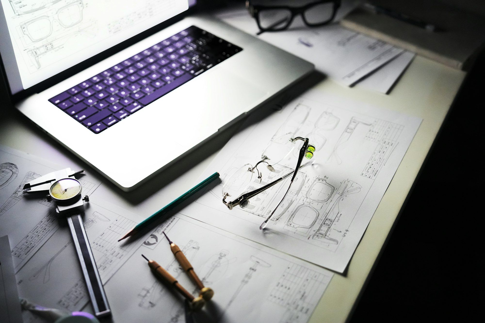 Bureau d'une entreprise du bâtiment, plans étalés sur la table