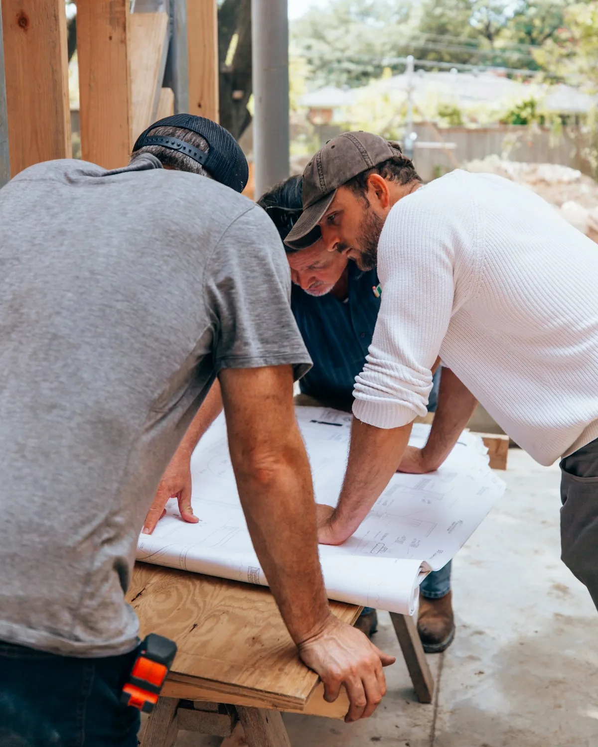 Une équipe de chantier lit les plans sur place