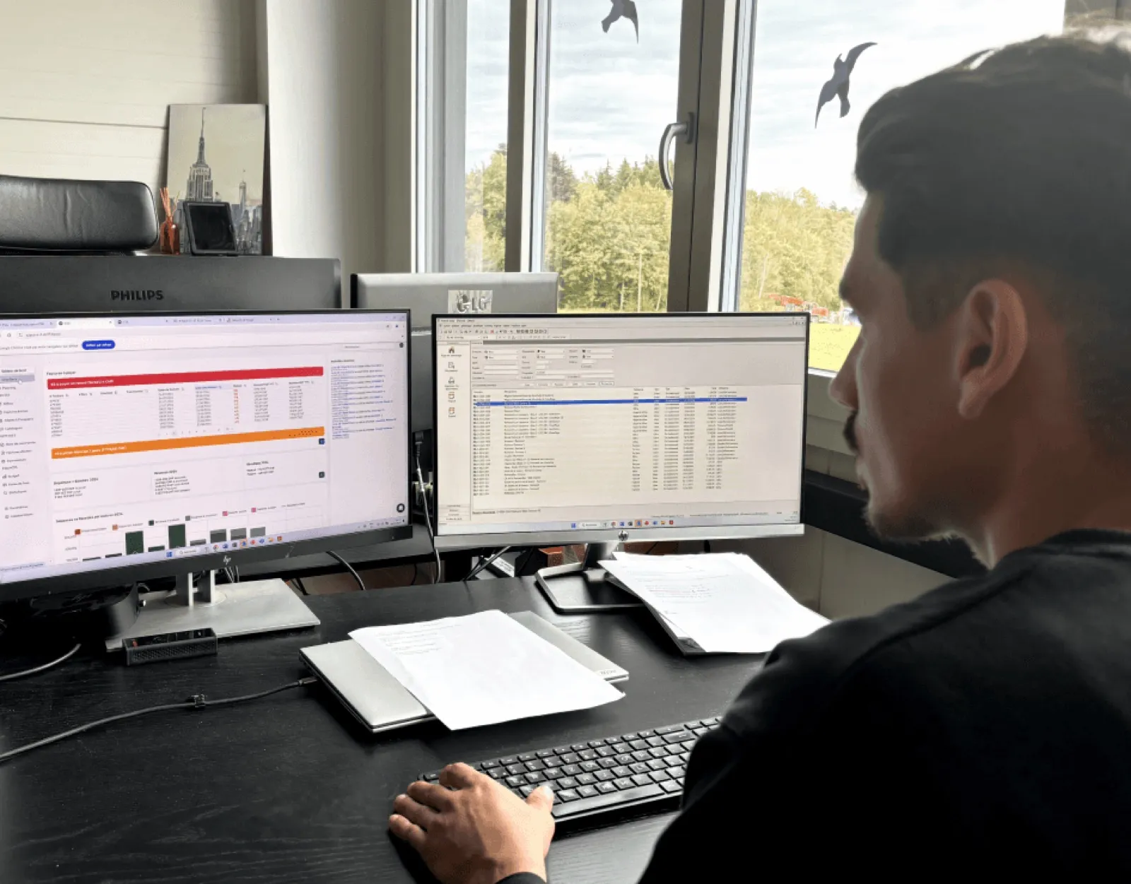 Le bureau d'Ideal Isolation, planning EVA-IT à l'écran