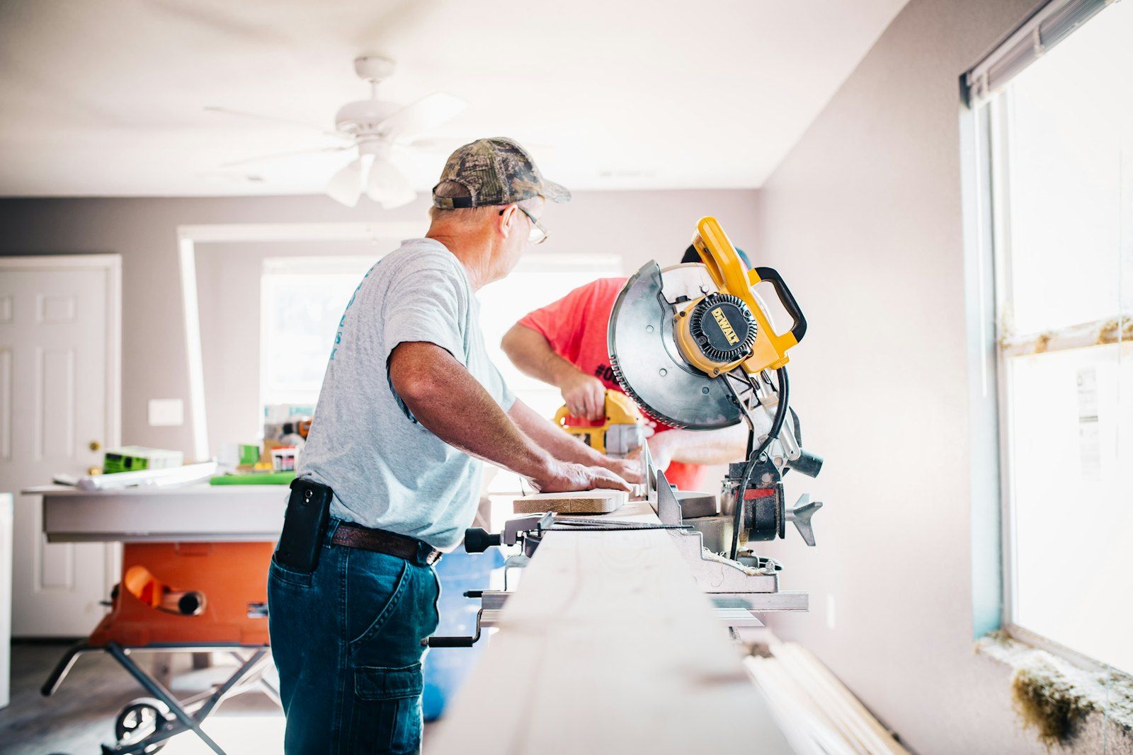 Deux artisans au travail dans un appartement en transformation