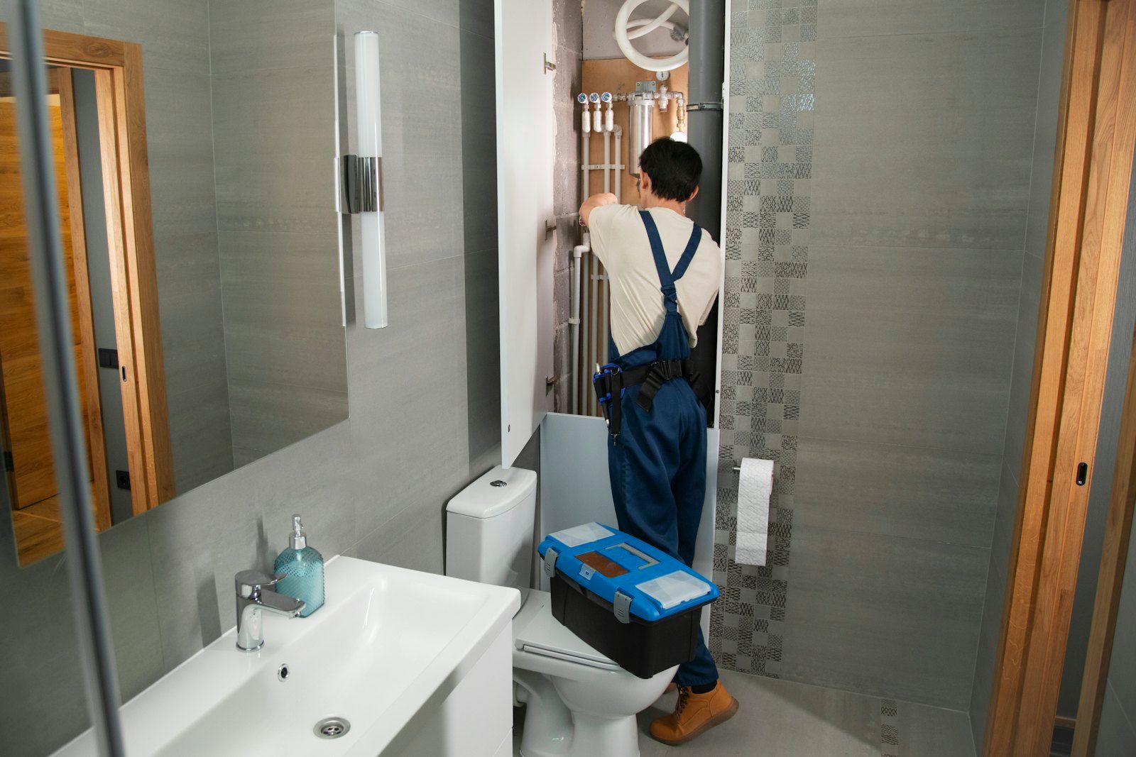 Installateur sanitaire dans une salle de bains