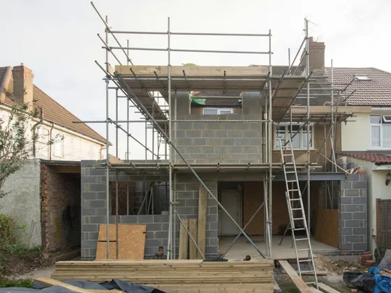 Chantier de rénovation sous échafaudage, tôt le matin