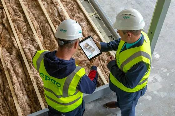 Chef de chantier consultant le planning sur tablette
