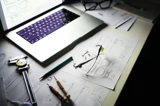 Bureau avec plans et ordinateur portable