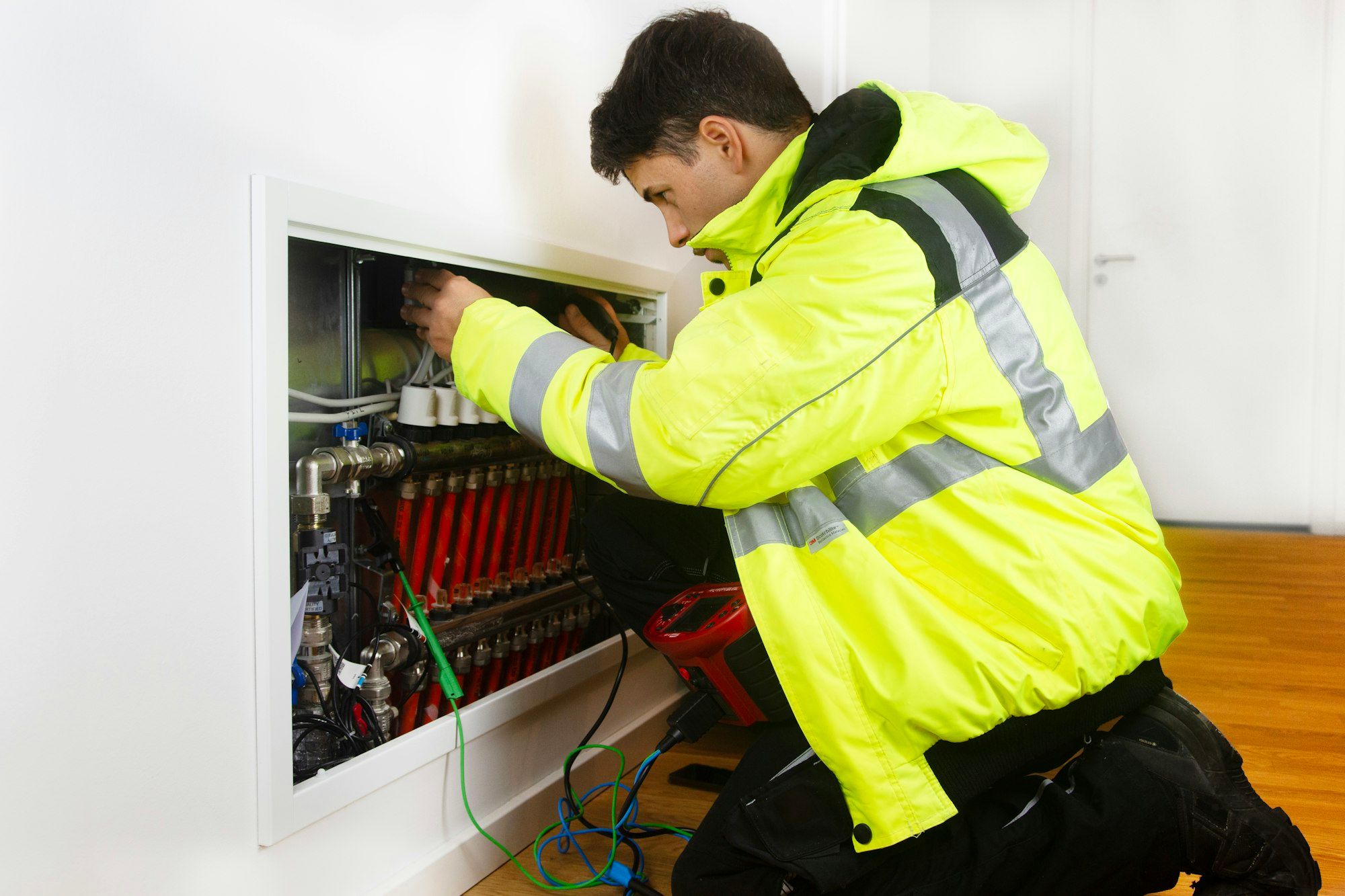Technicien de chauffage au travail