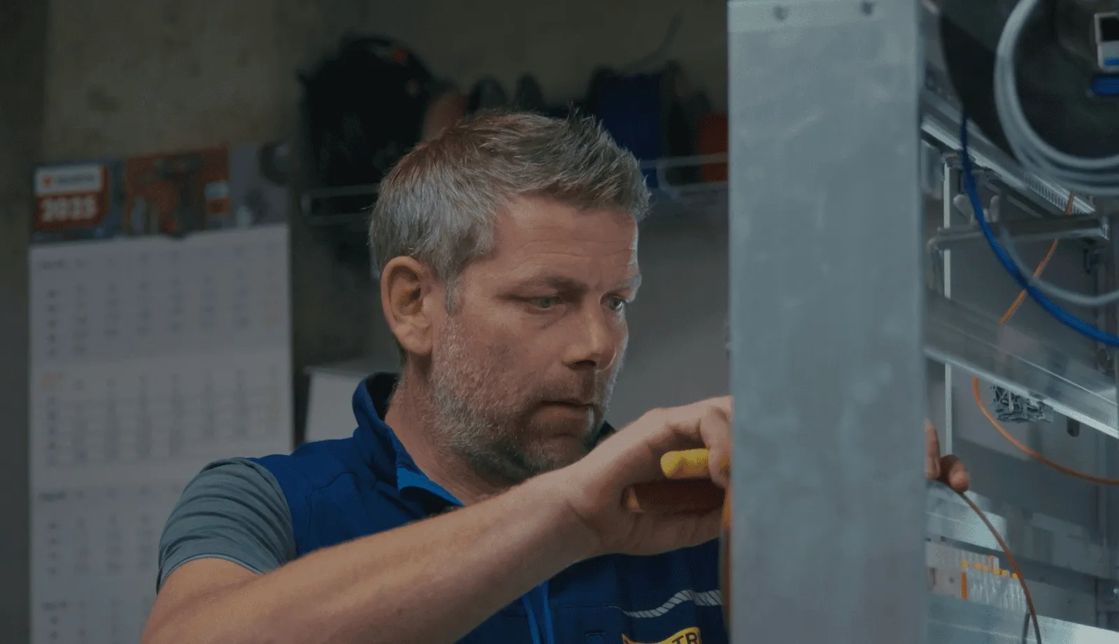 Dany Moffrand au travail sur un tableau électrique