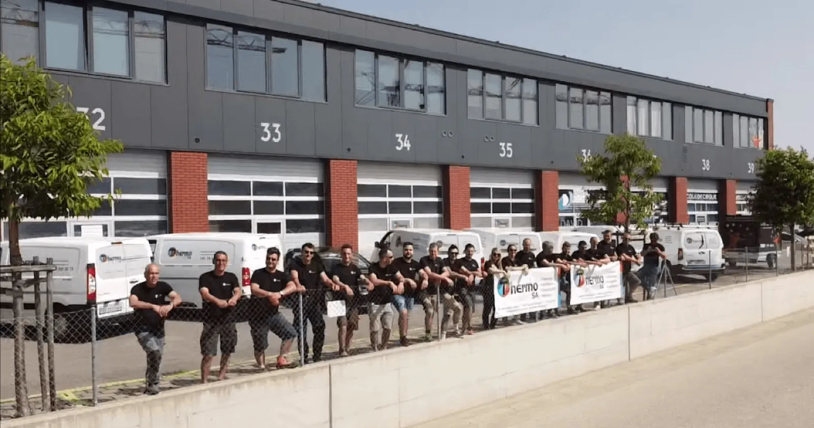 L'équipe de Thermo SA devant ses locaux